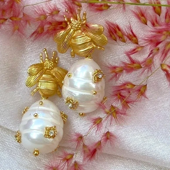 Bee Cultured Pearl Drop Earrings Vintage Bee Pearl Pendant Hypoallergenic - Picture 2 of 9